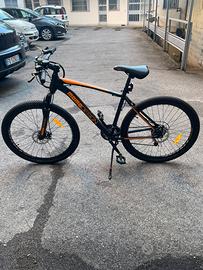Bicicletta MOMO design nera TV e arancione