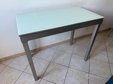 Tavolo allungabile.