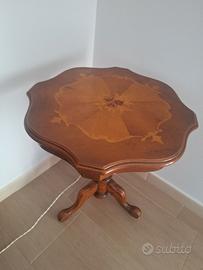 Tavolino in legno con piano intarsiato – Classico