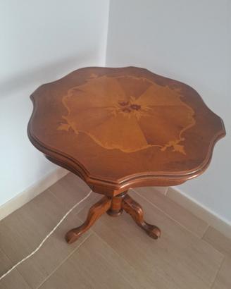 Tavolino in legno con piano intarsiato – Classico