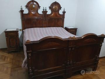 letto e due comodini 