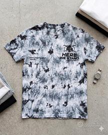 T-shirt Tie-Dye Grigia Streetwear "Here We Stand"
