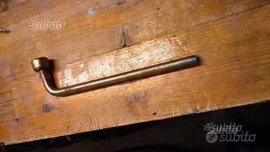 Chiave smonta gomme e attrezzo tira auto