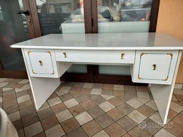 Scrivania colore bianco