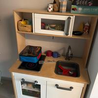 Cucina Ikea con accessori cibo e pentole