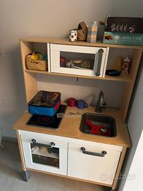 Cucina Ikea con accessori cibo e pentole