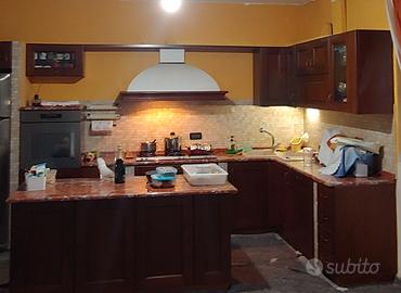 Cucina con piani in marmo rosso francia