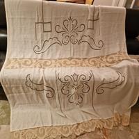 Tenda in lino con ricami ad intaglio 