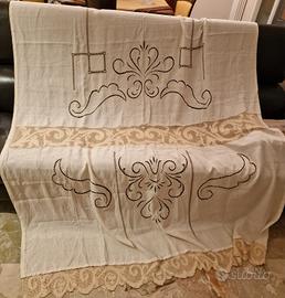 Tenda in lino con ricami ad intaglio 