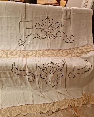 Tenda in lino con ricami ad intaglio 