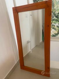 Specchio con cornice in legno