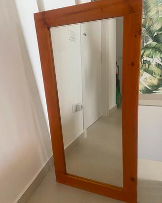 Specchio con cornice in legno