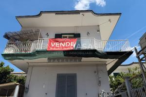 Appartamento 5 vani con box e posti auto