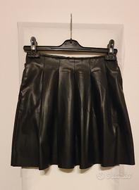 Gonnellina in ecopelle nera