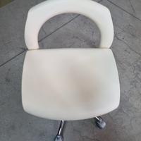 Sgabello con ruote color panna