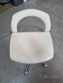 Sgabello con ruote color panna