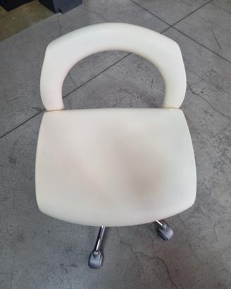 Sgabello con ruote color panna