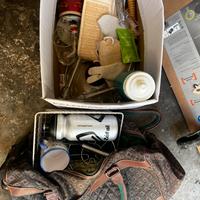 Scatola con diversi oggetti per la casa