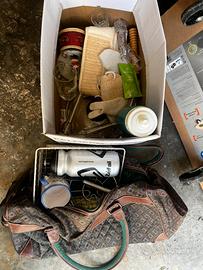 Scatola con diversi oggetti per la casa