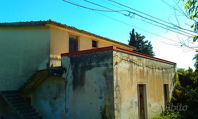 Terreno con fabbricato vicino palazzolo