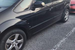 Auto Ford SMax nera