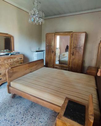 camera letto antica ,tavolino e angoliera in legno