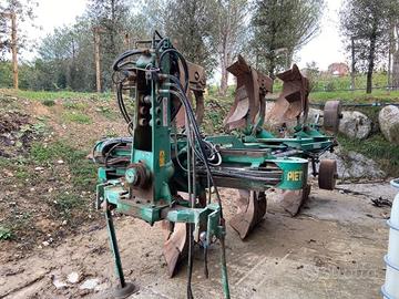 Aratro trivomere reversibile Moro Pietro