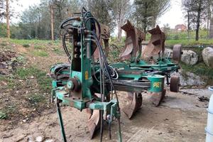 Aratro trivomere reversibile Moro Pietro