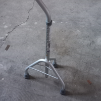 Bastone tripode, tre gambe per anziani