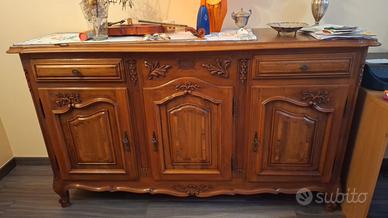 Credenza o mobile a salotto.