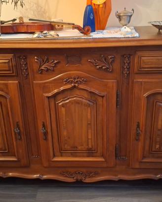 Credenza o mobile a salotto.