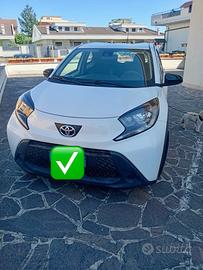 TOYOTA AYGO X bianca