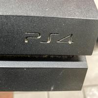 Playstation 4 con volante e pedaliera