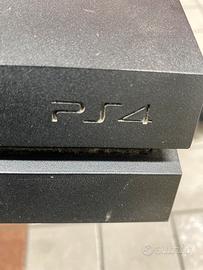 Playstation 4 con volante e pedaliera