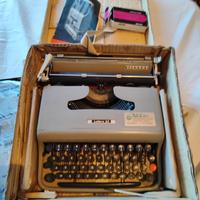 Macchina da scrivere Olivetti Lettera 22