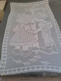 Copertina per culla fatta a mano all’uncinetto
