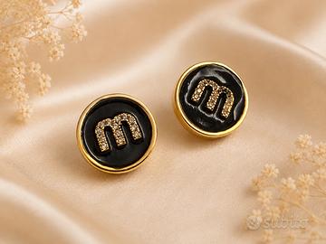 Orecchini logo stile Miu Miu con cristalli