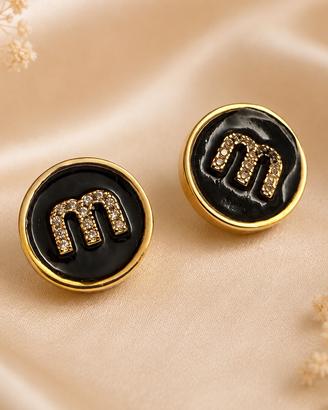 Orecchini logo stile Miu Miu con cristalli