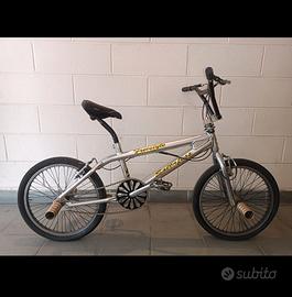 Bicicletta BMX freestyle saltafoss