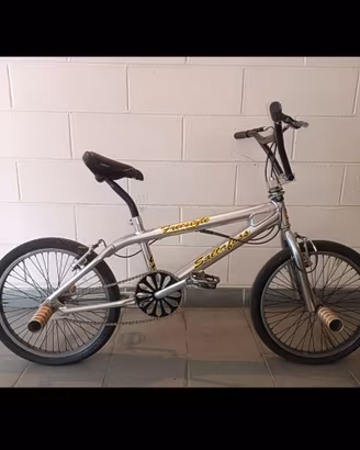 Bicicletta BMX freestyle saltafoss