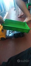 camion per giocare sulla sabbia 