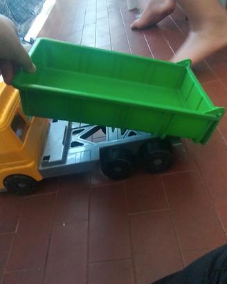camion per giocare sulla sabbia 