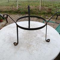 porta vaso in ferro antico bracere?