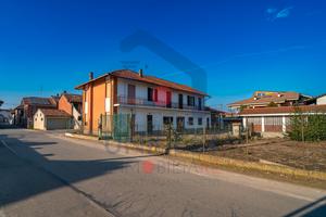 Casa indipendente su quattro lati