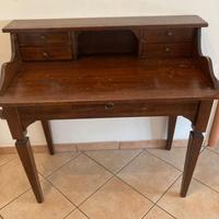 Scrittoio classico in legno con cassetti