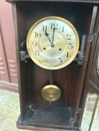 Orologio antico a pendolo