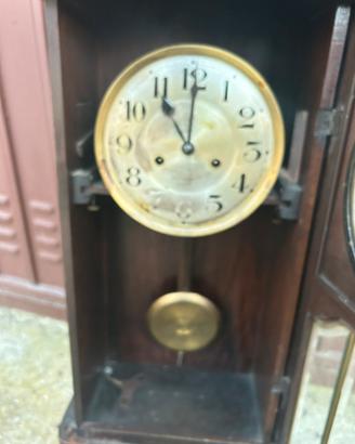 Orologio antico a pendolo