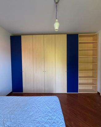Camera da letto completa con scrivania e letto