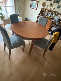 Tavolo, sedie e mobile buffet