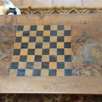 tavolono con scacchiera